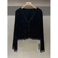 Schwarze Jacke mit Trompetenärmeln, Pailletten und Spitzenkante - M / Oberteile / Schwarz