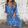 Détail de la robe longue à imprimé léopard bleu avec col en V et poches pratiques. - Bleu