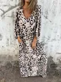 Elegantes Maxikleid mit Leopardenmuster, tiefem V-Ausschnitt, Taschen und loser Passform - S / Kleider / Hautfarben