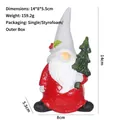 Beeldje van kerstkabouter van hars met boom tuindecoratie ornament 14x8x5,5cm - Rood