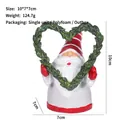 Kerstkabouter Kerstman hars ornament met een groene hartvormige krans, 10cm hoog - Grijs