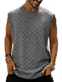 Débardeur gris pour homme avec motif jacquard à damier porté par un mannequin - Gris