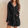 Peignoir à capuche en peluche noire pour femme avec ceinture et texture douce et chaude - S / Peignoir / Noir
