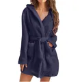 Vue d'un peignoir en polaire bleu marine à capuche avec une ceinture assortie confortable - Bleu marine