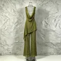 Detail van olijfgroene kanten set met gedrapeerde top en uitlopende broek voor dames - S / Boven- En Onderstuk / Groen