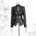 Detailaufnahme eines schwarzen PU-Lederblazers mit tiefem V-Ausschnitt und Taschen - S / Schlanke PU-Leder Jacke (KJA545492OF) / Schwarz