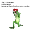 Romantische Froschfigur aus Harz, kniend mit rotem Herz für Valentinstag Geschenk - Heiratsantrag Frosch mit Herz