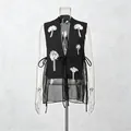 Vista dettagliata del gilet in rete nera con fiori di paillettes e lacci anteriori - Taglia M / Top / Nero