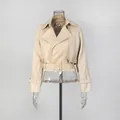Giacca corta da donna beige con cintura e polsini con fibbia, vista dettagliata - Taglia S / Top / Albicocca