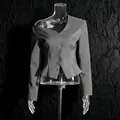 Vista detallada de una elegante chaqueta blazer gris asimétrica de manga larga con hombros caídos - S / Tops / Gris