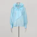 Dettaglio camicetta in mesh azzurra con colletto a balze e fiocco decorativo - Taglia S / Top / Blu