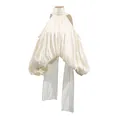 Detailansicht einer weißen Satin-Halterneck-Bluse mit eleganten Puffärmeln - S / Oberteile / Aprikose