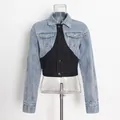 Modische verkürzte Jeansjacke für Damen mit einzigartigem hellblau-schwarzem Kontrastdesign - S / Oberteile