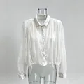 Chemisier blanc en tulle de style français avec dentelle fine et détails de perles - Blanc