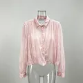 Chemise en dentelle rose de style français avec col en strass sur mannequin. - S / Hauts / Rose