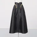 Dettaglio gonna lunga in raso nero a vita alta con bottoni dorati surrealisti decorativi - Taglia S / Pantaloni e gonne / Nero