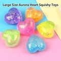 Vue rapprochée de jouets à presser en forme de cœur pailleté pour soulager le stress - Grande Forme de Cœur Aurora