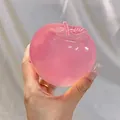 Gros plan détaillé d'un jouet anti-stress en forme de pomme rose translucide - Forme de Pomme Rose (Avec Feuille)