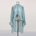 Vista frontale della camicetta asimmetrica azzurra trasparente con collo alla coreana. - Taglia S / Top / Blu