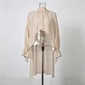 Elegante camicia beige stile francese con collo alto, orlo irregolare e polsini con volant. - Taglia S / Top / Rosa