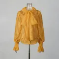 Elegante camicetta in pizzo giallo con maniche a lanterna e un dettaglio con fiocco al collo - Taglia S / Top / Giallo