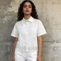 Elegante blusa blanca de manga corta con bordado de encaje y detalles de flecos finos - S / Tops / Blanco