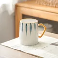 Minimalistische handbemalte Keramik-Frühstückstasse mit blauen Streifen und gelbem Griff - Weiß Blau Vertikale Streifen (Einzelne Tasse)
