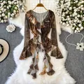 Elegante top vintage marrone tie-dye con scollo a V, volant e maniche a campana - Taglia unica / Top / Caffè
