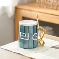 Minimalistische blaue Keramiktasse im japanischen Stil mit handgezeichnetem Muster - Blaugrüne Spirale (Mit Deckel Löffel)
