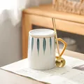 Japanischer minimalistischer Keramikbecher mit weißem Deckel und goldenem Löffel für Tee - Weiß Blau Vertikale Streifen (Mit Deckel Löffel)