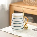 Minimalistischer Keramikbecher mit blauen Streifen, Deckel und goldenem Löffel - Weiß Blau Horizontale Streifen (Mit Deckel Löffel)