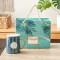 Minimalistischer Keramikbecher mit Deckel, Löffel und Monstera-Geschenktüte Set - Dunkelgrüne Streifen (Geschenkset)