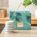 Moderne gestreifte Keramiktasse mit weißem Deckel und goldenem Löffel in blaugrüner Tasche - Weiß Blau Horizontale Streifen (Geschenkset)