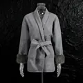 Elegante grijze wollen jas met luxe imitatiebont manchetten en een stijlvolle tailleriem. - S / Tops / Grijs