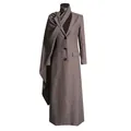 Detailweergave van een avant-gardistische lange trenchcoat met asymmetrische drape - S / Bruin