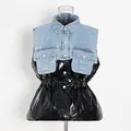 Gedetailleerd vooraanzicht van patchwork denim en zwart glanzend vest voor dames. - Eén maat / Tops / Zwart
