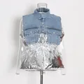 Detailweergave van mode denim patchwork vest met zilveren metallic stof en taille trekkoord - Eén maat / Tops / Zilver