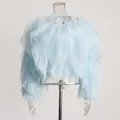 Detailansicht der hellblauen Rüschenbluse mit langen Ärmeln auf transparentem Torso. - S / Oberteile / Blau