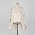 Detailansicht der champagnerfarbenen schulterfreien Chiffonbluse mit Glockenärmeln - S / Oberteile / Champagner