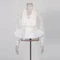 Elegante top in pizzo bianco con revers francese, vita peplo e maniche lunghe trasparenti. - Taglia S / Top / Bianco