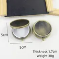 Detailweergave van een ronde vintage bronzen metalen pillendoos met een diameter van 5 cm. - Rond Enkelvaks Brons / 5cm Brons Enkelvaks
