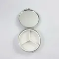 Draagbare ronde zilveren metalen pillendoos met drie vakken en binnenspiegel - Nieuw Groot Rond 3-Vaks met Spiegel / 60mm Nieuwe Ronde Pillendoos