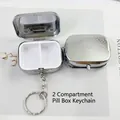 Draagbare zilveren metalen pillendoos sleutelhanger met twee vakken en gravure - Vierkant 2-Vaks met Kettinghaak Zilver / Klein Vierkant 2-Vaks met Sleutelhanger