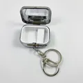 Zilveren metalen pillendoos sleutelhanger met twee vakken voor kleine medicijnen - Afgerond Vierkant 2-Vaks met Spiegel D-Sluiting Zilver / Klein Vierkant 2-Vaks Verwijderbaar met Spiegel en D-Gesp