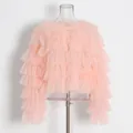 Vista detallada de los volantes de tul rosa en capas de esta blusa holgada de verano. - Rosa