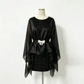 Dettaglio della camicetta in chiffon nero con maniche trasparenti e cintura a fiocco - Taglia S / Top (KBL562586C) / Nero