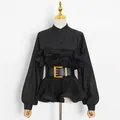 Elegante camisa negra con volantes, cuello alto y cinturón ancho en maniquí detalle. - S / Negro