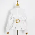 Elegante blusa blanca de manga larga con volantes y cinturón con hebilla dorada - S / Blanco
