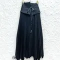 Vista dettagliata di un'elegante gonna plissettata nera a vita alta in stile francese - Taglia S / Pantaloni e gonne / Nero