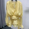 Vue détaillée de la robe courte jaune à manches longues et volants plissés - S / Robes / Light jaune